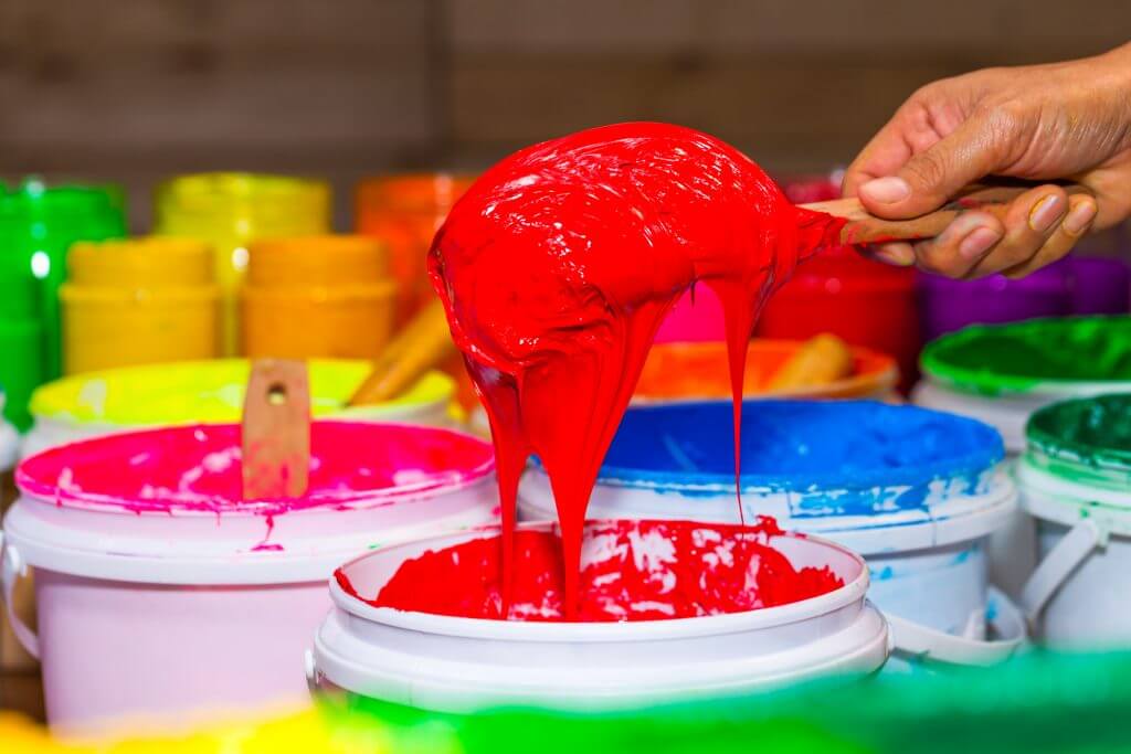 scoop red color of plastisol ink out the barrel